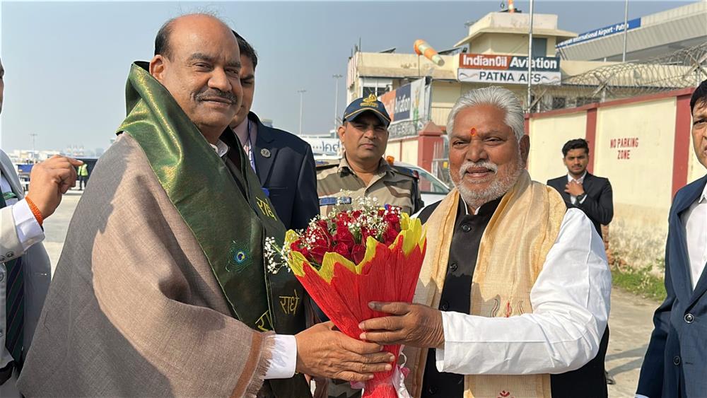 बिहार विधान सभा के स्थापना दिवस के अवसर पर आयोजित “सशक्त विधायक-सशक्त लोकतंत्र” व्याख्यान कार्यक्रम में लोकसभा के माननीय अध्यक्ष श्री ओम बिरला, माननीय संसदीय कार्य मंत्री श्री किरेन रिजिजू एवं बिहार विधान सभा के माननीय अध्यक्ष डॉ प्रेम कुमार।