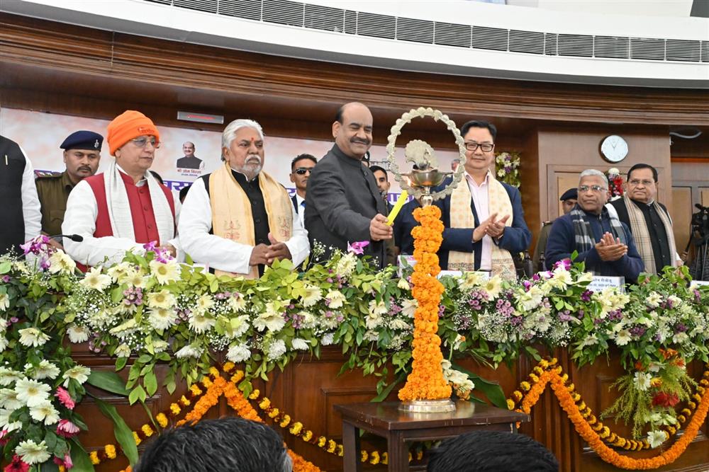 बिहार विधान सभा के स्थापना दिवस के अवसर पर आयोजित “सशक्त विधायक-सशक्त लोकतंत्र” व्याख्यान कार्यक्रम में लोकसभा के माननीय अध्यक्ष श्री ओम बिरला, माननीय संसदीय कार्य मंत्री श्री किरेन रिजिजू एवं बिहार विधान सभा के माननीय अध्यक्ष डॉ प्रेम कुमार।