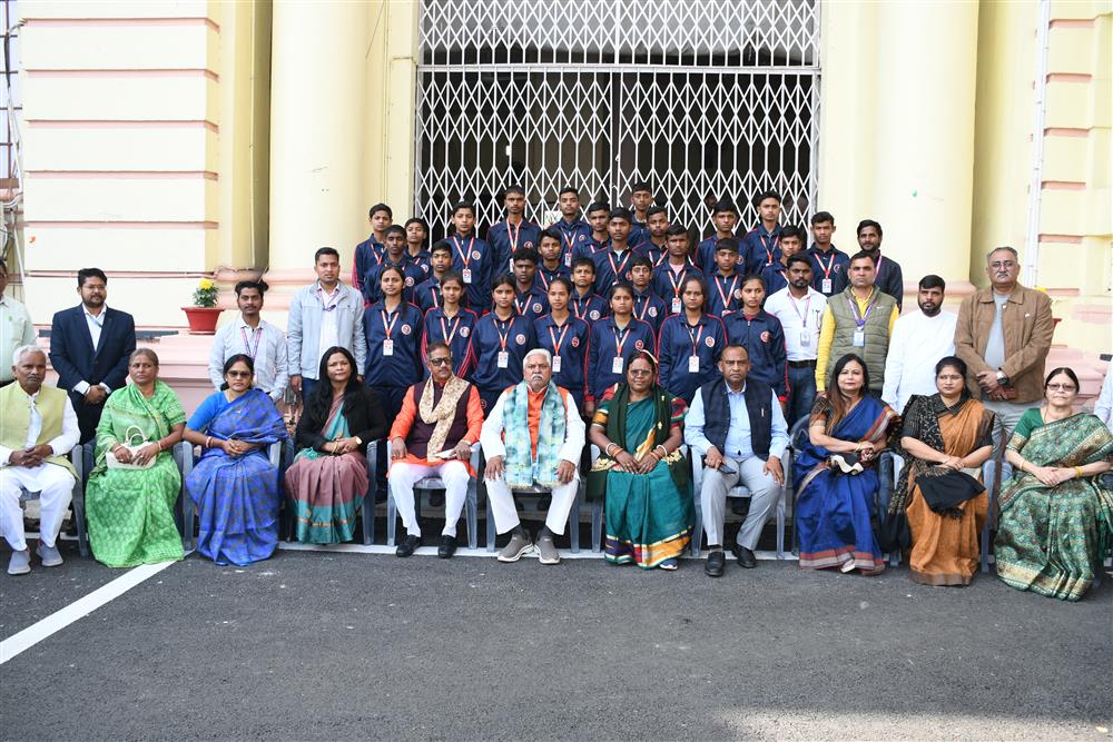  आज बिहार विधान सभा की कार्यवाही देखने क्वेर्टी विद्यालय, गयाजी के छात्र विधान सभा पहुंचे। माननीय अध्यक्ष डॉ प्रेम कुमार ने छात्रों के साथ ग्रुप फोटोग्राफी कराकर उनका मनोबल बढ़ाया। माननीय अध्यक्ष ने कहा ऐसी पहल से छात्रों में संसदीय परंपरा की बेहतर समझ विकसित होगी।