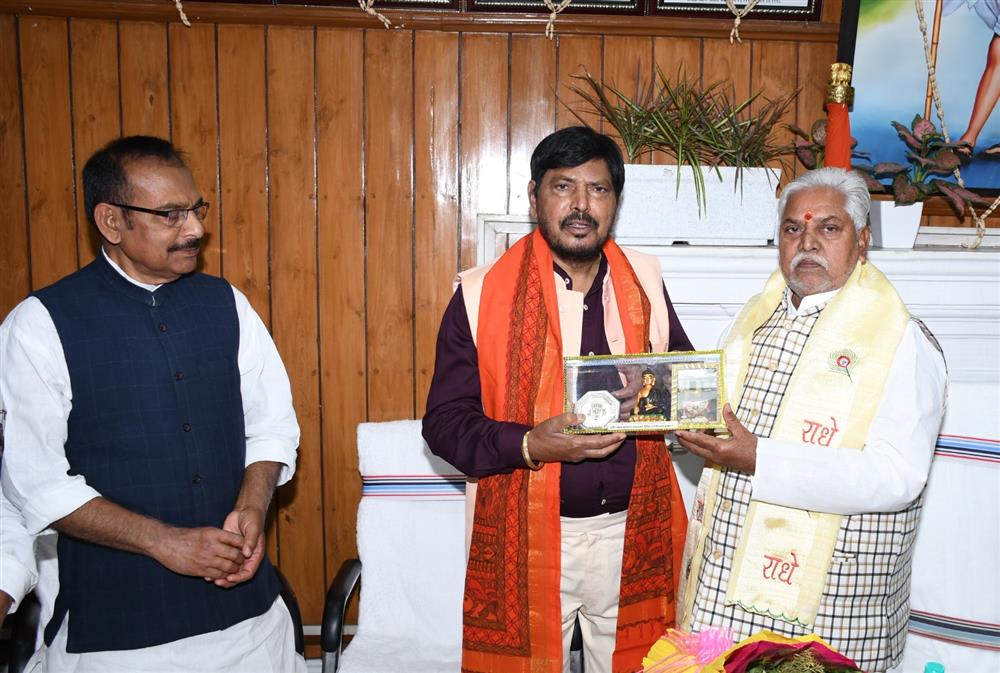 माननीय केंद्रीय मंत्री श्री राम दास अट्ठावले जी ने बिहार विधान सभा के माननीय अध्यक्ष डॉ प्रेम कुमार से बिहार विधान सभा स्थित उनके कार्यालय कक्ष में शिष्टाचार मुलाकात की। इस अवसर पर माननीय अध्यक्ष महोदय ने उन्हें पुष्पगुच्छ, अंगवस्त्र एवं गयाजी का प्रतीक चिन्ह भेंट कर सम्मानित किया। इस मुलाकात के दौरान समसामयिक विषयों पर सकारात्मक एवं सार्थक चर्चा हुई।