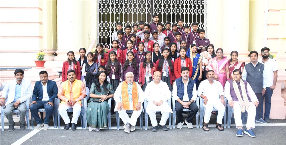 आज बिहार विधान सभा की कार्यवाही देखने डॉ राजेंद्र प्रसाद मेमोरियल एकेडमी, गोपालगंज के छात्र विधान सभा पहुंचे। माननीय अध्यक्ष डॉ प्रेम कुमार ने छात्रों के साथ ग्रुप फोटोग्राफी कराकर उनका मनोबल बढ़ाया। माननीय अध्यक्ष ने कहा ऐसी पहल से छात्रों में संसदीय परंपरा की बेहतर समझ विकसित होगी।