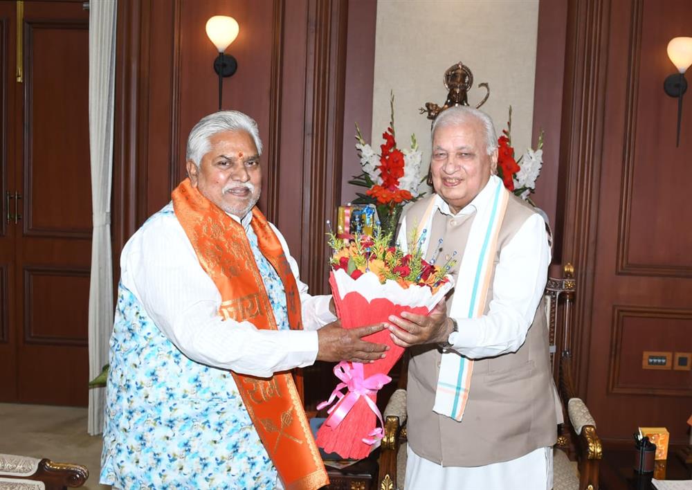 बिहार विधान सभा के माननीय अध्यक्ष डॉ० प्रेम कुमार ने आज लोक भवन में माननीय राज्यपाल श्री आरिफ मोहम्मद खान से मुलाकात कर उन्हें दिनांक– 27–02–2026 को बजट सत्र के समापन के अवसर पर 2, देशरत्न मार्ग, पटना में आयोजित सांस्कृतिक कार्यक्रम वसंतोत्सव एवं रात्रि भोज में आमंत्रित किया।