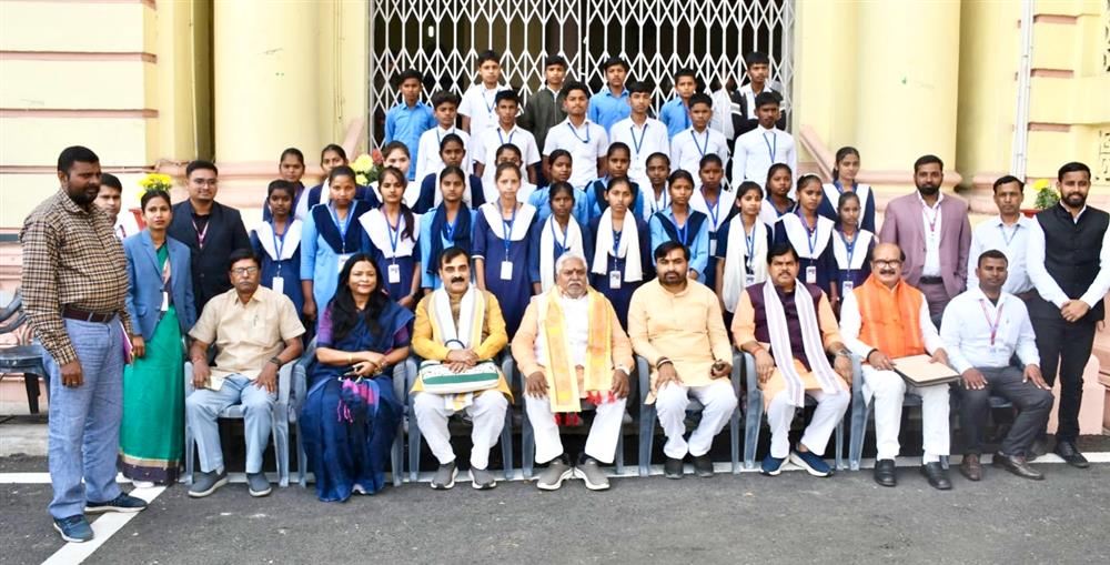 आज बिहार विधान सभा की कार्यवाही देखने एस. आर. हाई स्कूल, खगड़िया के छात्र विधान सभा पहुंचे। माननीय अध्यक्ष डॉ प्रेम कुमार ने छात्रों के साथ ग्रुप फोटोग्राफी कराकर उनका मनोबल बढ़ाया। माननीय अध्यक्ष ने कहा ऐसी पहल से छात्रों में संसदीय परंपरा की बेहतर समझ विकसित होगी।