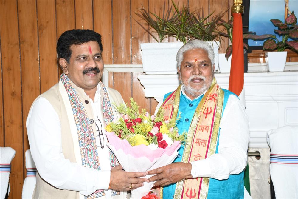 छत्तीसगढ़ के माननीय उप मुख्यमंत्री श्री विजय शर्मा ने आज बिहार विधान सभा के माननीय अध्यक्ष डॉ प्रेम कुमार के साथ उनके कार्यालय कक्ष में शिष्टाचार भेट की । इस अवसर पर माननीय अध्यक्ष ने उन्हें पुष्पगुच्छ,अंगवस्त्र एवं गयाजी का स्मृति चिन्ह देकर उनका आत्मीय स्वागत एवं अभिनंदन किया। इस दौरान संसदीय परंपराओं एवं समसामयिक मुद्दों पर सकारात्मक चर्चा हुई।