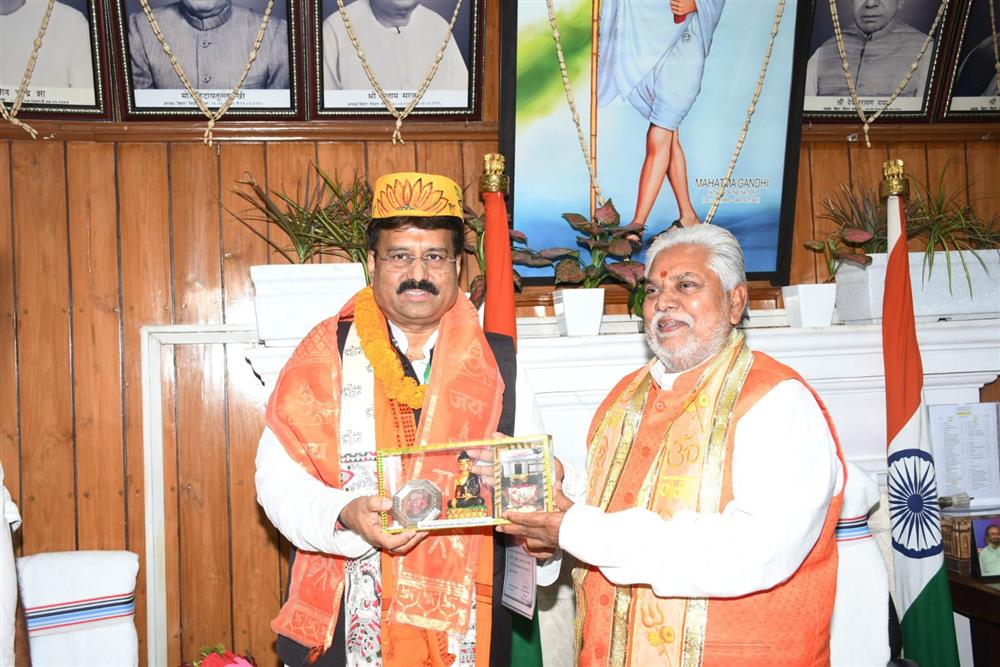 राज्यसभा सदस्य के रूप में निर्वाचित माननीय सदस्य श्री शिवेश कुमार ने बिहार विधान सभा के माननीय अध्यक्ष डॉ प्रेम कुमार से उनके कार्यालय कक्ष में शिष्टाचार भेंट की। इस अवसर पर माननीय अध्यक्ष महोदय ने माननीय सदस्य श्री शिवेश कुमार को अंगवस्त्र तथा पगड़ी पहनाकर एवं गया का स्मृति चिन्ह भेंट कर उनका आत्मीय स्वागत एवं अभिनंदन किया।