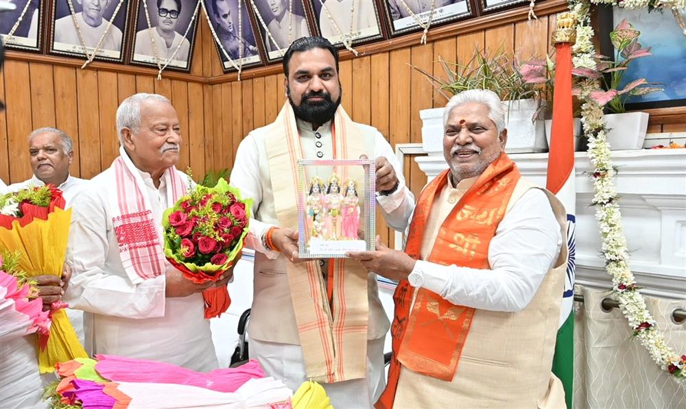 अष्टादश बिहार विधान सभा के द्वितीय सत्र के उपवेशन के सफल संचालन हेतु बिहार विधान सभा के माननीय अध्यक्ष को बधाई एवं शुभकामनाएं देते माननीय मुख्यमंत्री श्री सम्राट चौधरी, माननीय उपमुख्यमंत्री श्री विजय कुमार चौधरी, माननीय उपाध्यक्ष श्री नरेंद्र नारायण यादव, माननीय नेता प्रतिपक्ष श्री तेजस्वी प्रसाद यादव , माननीय सदस्य श्री विजय कुमार सिन्हा, श्री अरुण शंकर प्रसाद, श्री श्रवण कुमार, श्रीमती रमा निषाद, श्रीमती रेणु देवी,श्री भाई वीरेन्द्र, श्री जनक सिंह, श्रीमती गायत्री देवी, श्री अख्तरूल ईमान