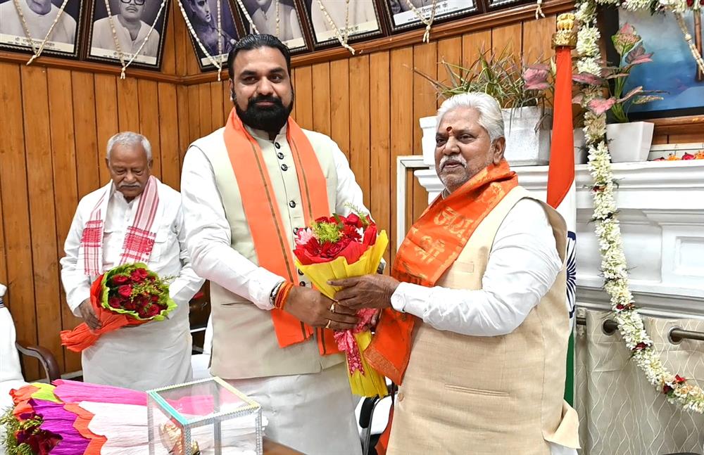 अष्टादश बिहार विधान सभा के द्वितीय सत्र के उपवेशन के सफल संचालन हेतु बिहार विधान सभा के माननीय अध्यक्ष को बधाई एवं शुभकामनाएं देते माननीय मुख्यमंत्री श्री सम्राट चौधरी, माननीय उपमुख्यमंत्री श्री विजय कुमार चौधरी, माननीय उपाध्यक्ष श्री नरेंद्र नारायण यादव, माननीय नेता प्रतिपक्ष श्री तेजस्वी प्रसाद यादव , माननीय सदस्य श्री विजय कुमार सिन्हा, श्री अरुण शंकर प्रसाद, श्री श्रवण कुमार, श्रीमती रमा निषाद, श्रीमती रेणु देवी,श्री भाई वीरेन्द्र, श्री जनक सिंह, श्रीमती गायत्री देवी, श्री अख्तरूल ईमान