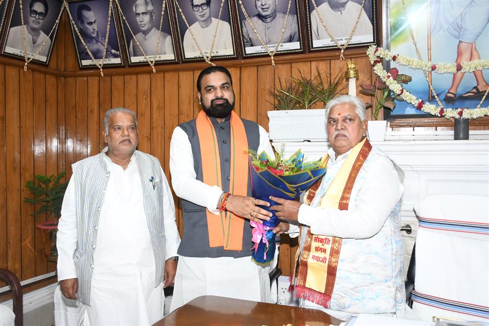 अष्टादश बिहार विधान सभा के तृतीय सत्र के प्रथम दिन माननीय अध्यक्ष डॉ० प्रेम कुमार से शिष्टाचार भेंट कर सत्र संचालन के लिए शुभकामनाएं देते माननीय मुख्यमंत्री श्री सम्राट चौधरी, माननीय सूचना एवं जनसंपर्क मंत्री श्री श्रवण कुमार ।