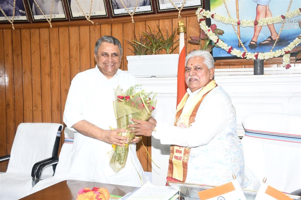 अष्टादश बिहार विधान सभा के तृतीय सत्र के प्रथम दिन माननीय अध्यक्ष डॉ० प्रेम कुमार से शिष्टाचार भेंट कर सत्र संचालन के लिए शुभकामनाएं देते माननीय उपमुख्यमंत्री श्री विजय कुमार चौधरी ।
