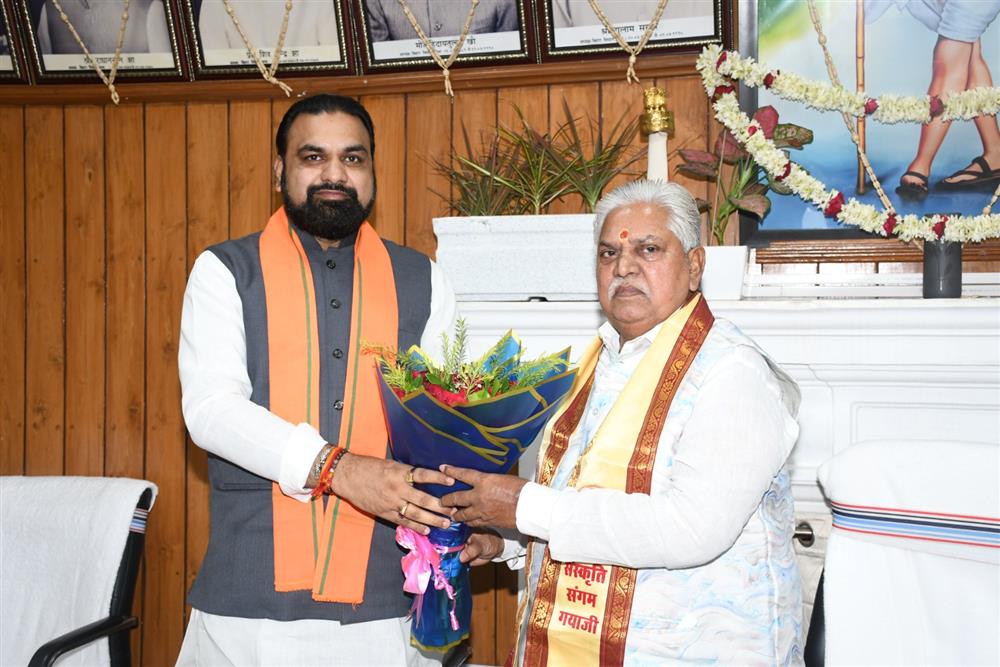 अष्टादश बिहार विधान सभा के तृतीय सत्र के प्रथम दिन माननीय अध्यक्ष डॉ० प्रेम कुमार से शिष्टाचार भेंट कर सत्र संचालन के लिए शुभकामनाएं देते माननीय मुख्यमंत्री श्री सम्राट चौधरी ।