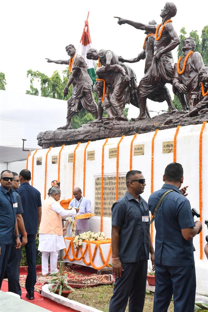 आज शहीद दिवस राजकीय सम्मान कार्यक्रम के दौरान बिहार विधान सभा के माननीय अध्यक्ष श्री नन्द किशोर यादव ने सन् 1942 के भारत छोड़ो आंदोलन के दौरान सचिवालय में झंडा फहराने के प्रयास में शहीद सात छात्रों की सप्तमूर्ति स्थित आदमकद प्रतिमाओं पर माल्यार्पण कर श्रद्धांजलि अर्पित की।