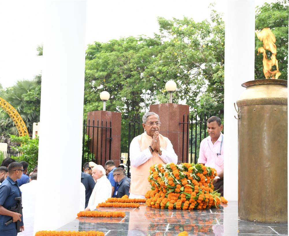 आज शहीद दिवस राजकीय सम्मान कार्यक्रम के दौरान बिहार विधान सभा के माननीय अध्यक्ष श्री नन्द किशोर यादव ने बिहार विधान सभा परिसर में स्थित 'अमर जवान ज्योति' पर माल्यार्पण कर श्रद्धांजलि अर्पित की।