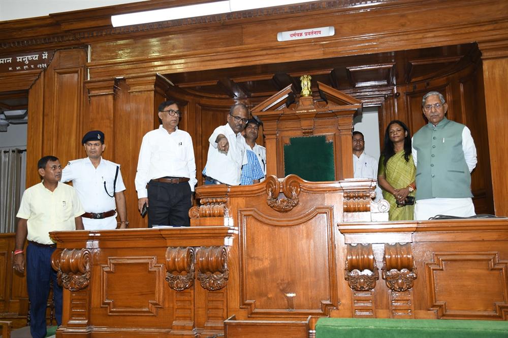 आज बिहार विधान सभा के माननीय अध्यक्ष श्री नन्द किशोर यादव ने बिहार विधान सभा में नेशनल ई-विधान सभा (NeVA) परियोजना के तहत किए जा रहे डिजिटलीकरण कार्यों का निरीक्षण कर आवश्यक निर्देश दिए। इस पहल से पारदर्शिता, त्वरित निर्णय प्रक्रिया और पर्यावरण संरक्षण को बल मिलेगा। जल्द ही बिहार विधान सभा पूर्णतः पेपरलेस होगी।