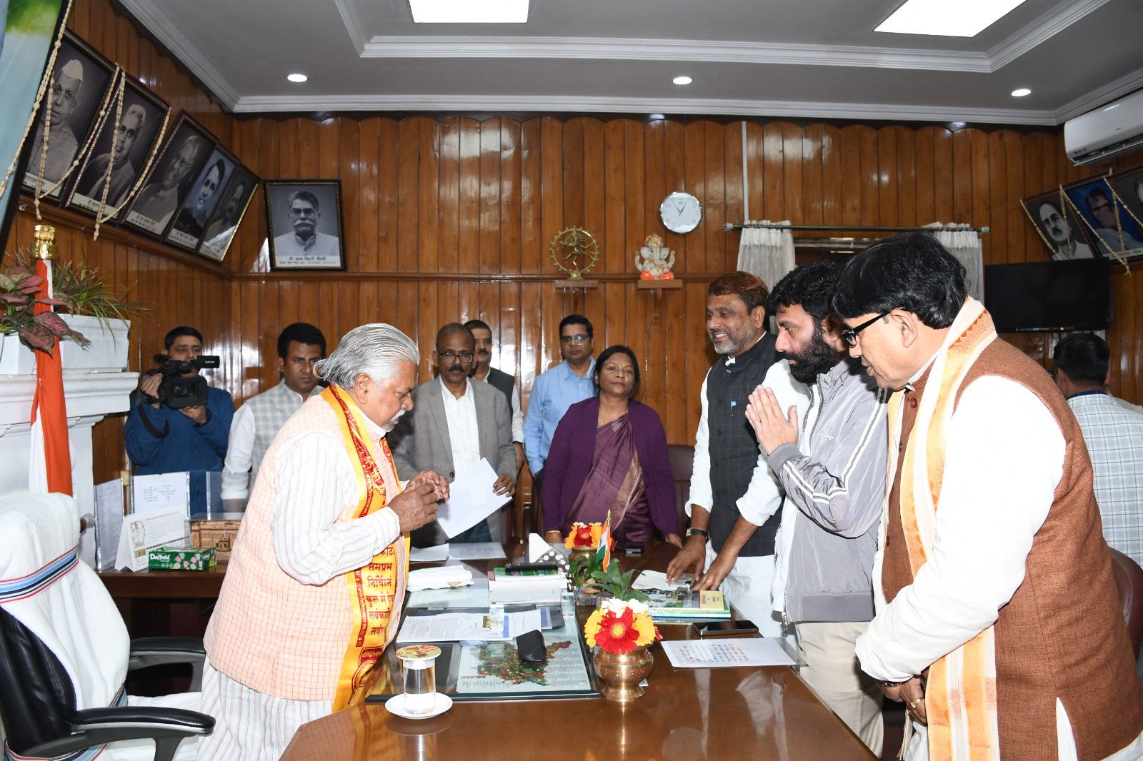 बिहार विधान सभा के माननीय अध्यक्ष श्री प्रेम कुमार के समक्ष उनके कार्य...