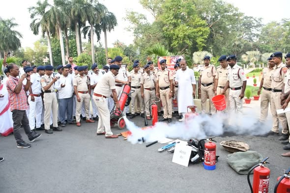अग्निशमन सेवा के पदाधिकारियों द्वारा बिहार विधान सभा सचिवालय के मुख्य ...