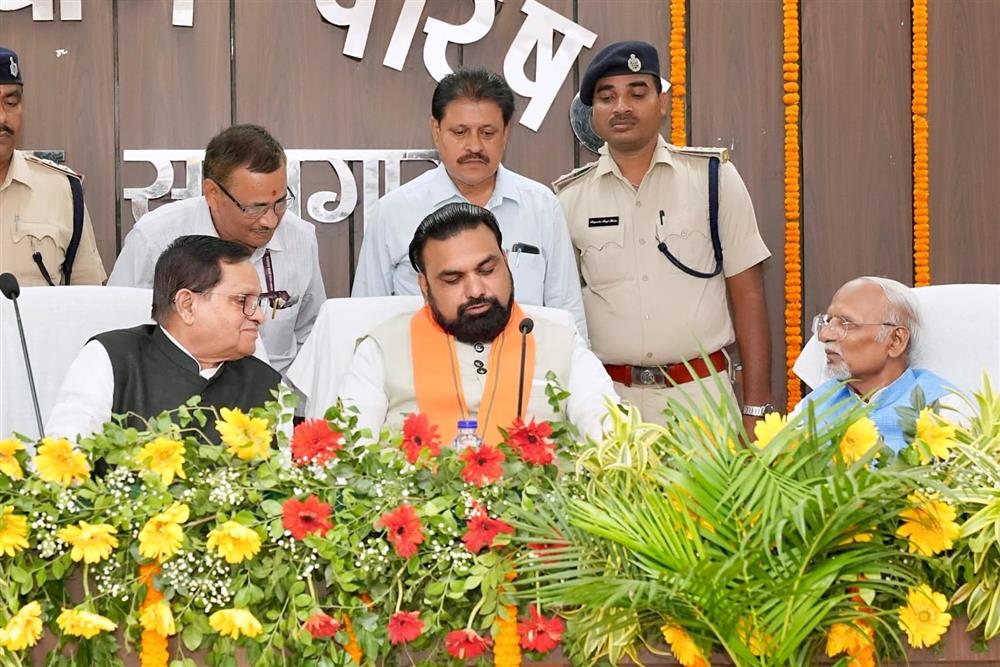 माननीय सभापति महोदय के साथ माननीय मुख्‍यमंत्री, श्री सम्राट चौधरी एवं माननीय उप सभापति महोदय, डा. रामवचन राय।