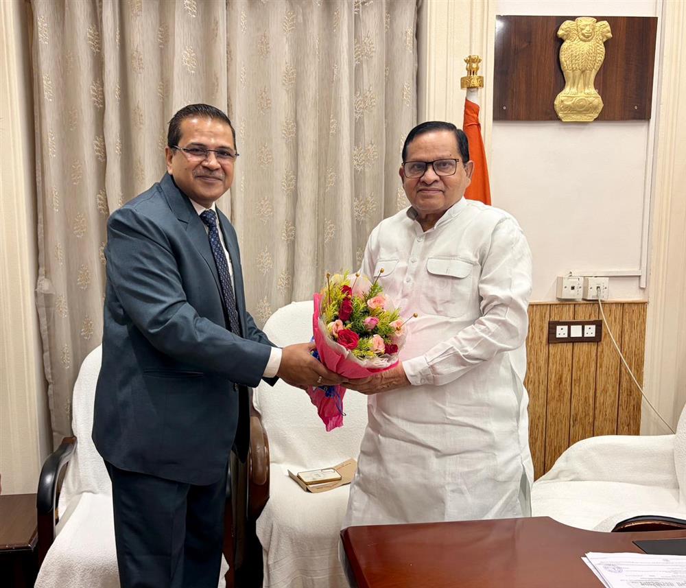 बिहार विधान परिषद् के नव नियुक्त सचिव श्री शिव गोपाल मिश्र ने माननीय सभापति श्री अवधेश नारायण सिंह से शिष्टाचार भेंट की।