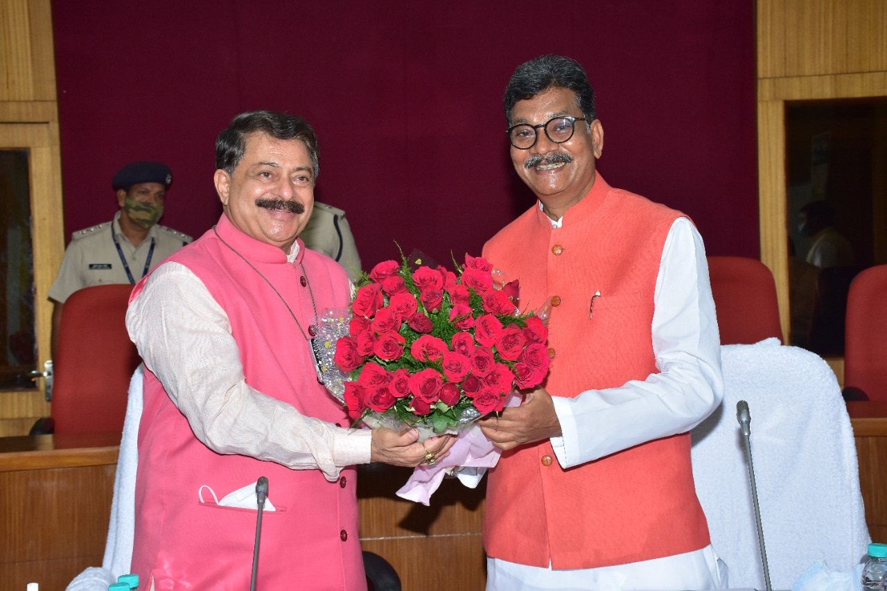 गुजरात के प्रतिनिधि मण्डल ने विधान सभा अध्यक्ष डॉ. चरणदास महंत से की भ...