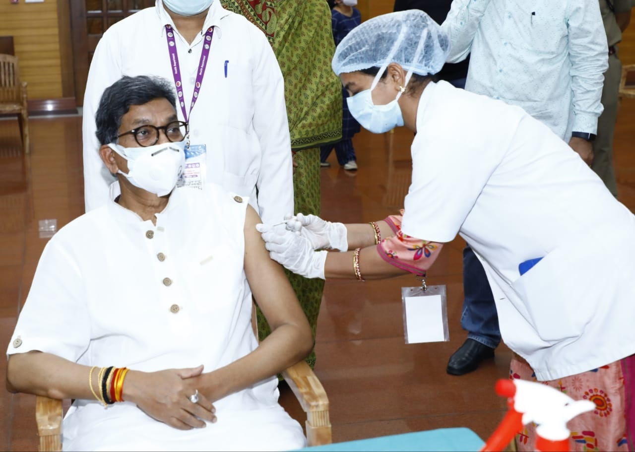 -विधानसभा अध्यक्ष डॉ चरणदास महंत ने लगवायी वैक्सीन की पहली डोज