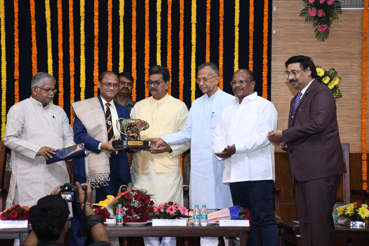  श्री चन्द्रशेखर गंगराड़े की सेवानिवृत्ति पर विधान सभा सचिवालय परिवार न...