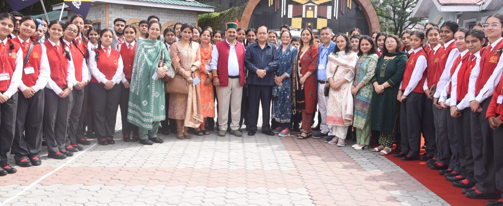 सौहार्द, सामंजस्य तथा सदस्यों के सहयोग से चलता है सदन, छात्रों के साथ ...