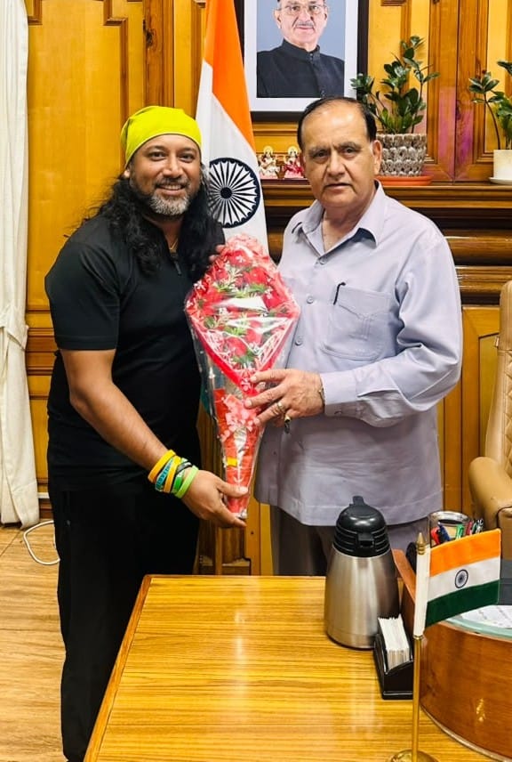 वैश्विक साइकिल यात्री सोमेन देबनाथ ने गत सायं विधान सभा अध्यक्ष कुलदीप...