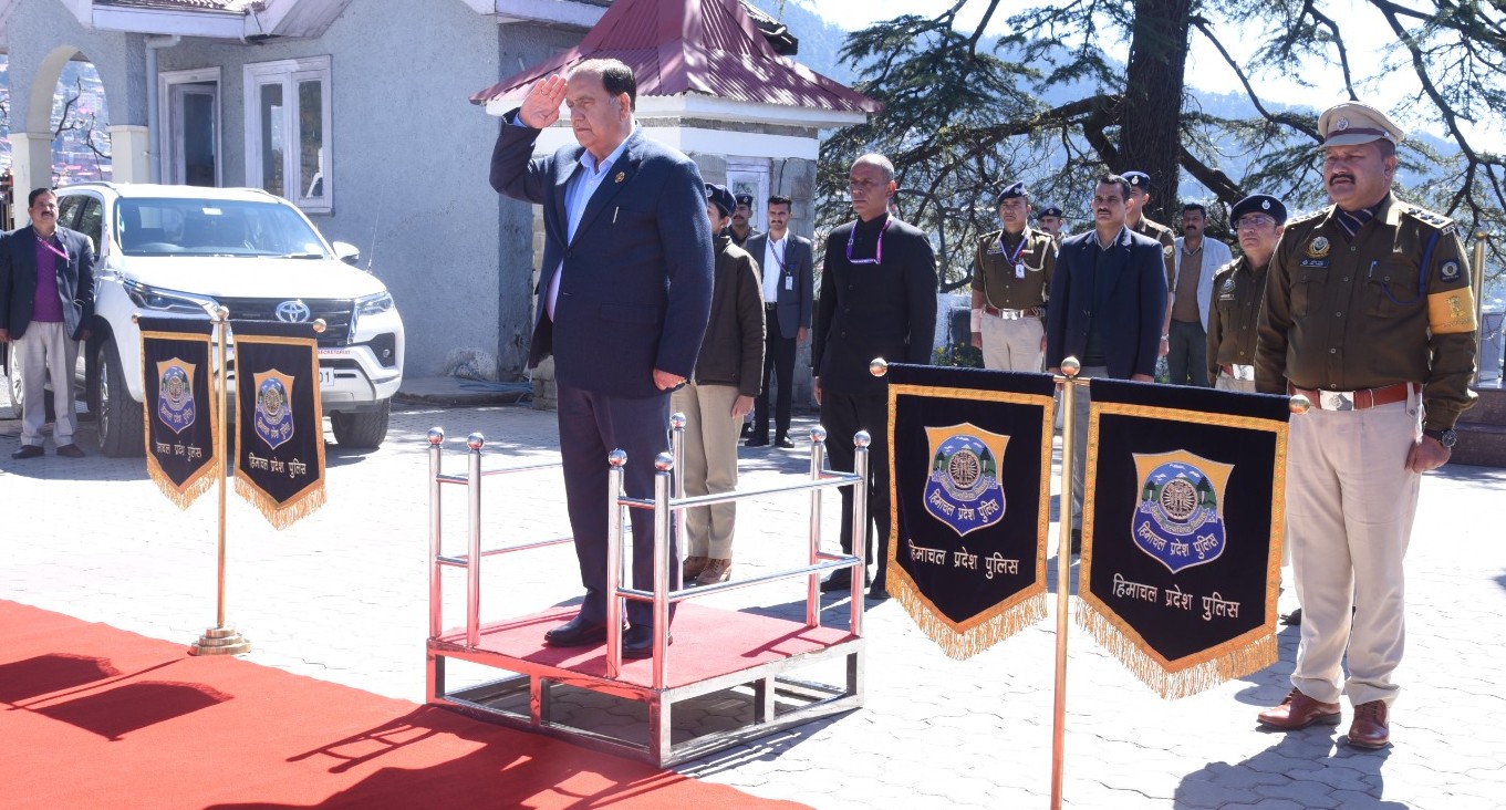 सलामी लेते हि0प्र0 विधान सभा अध्यक्ष कुलदीप सिंह पठानियां ।