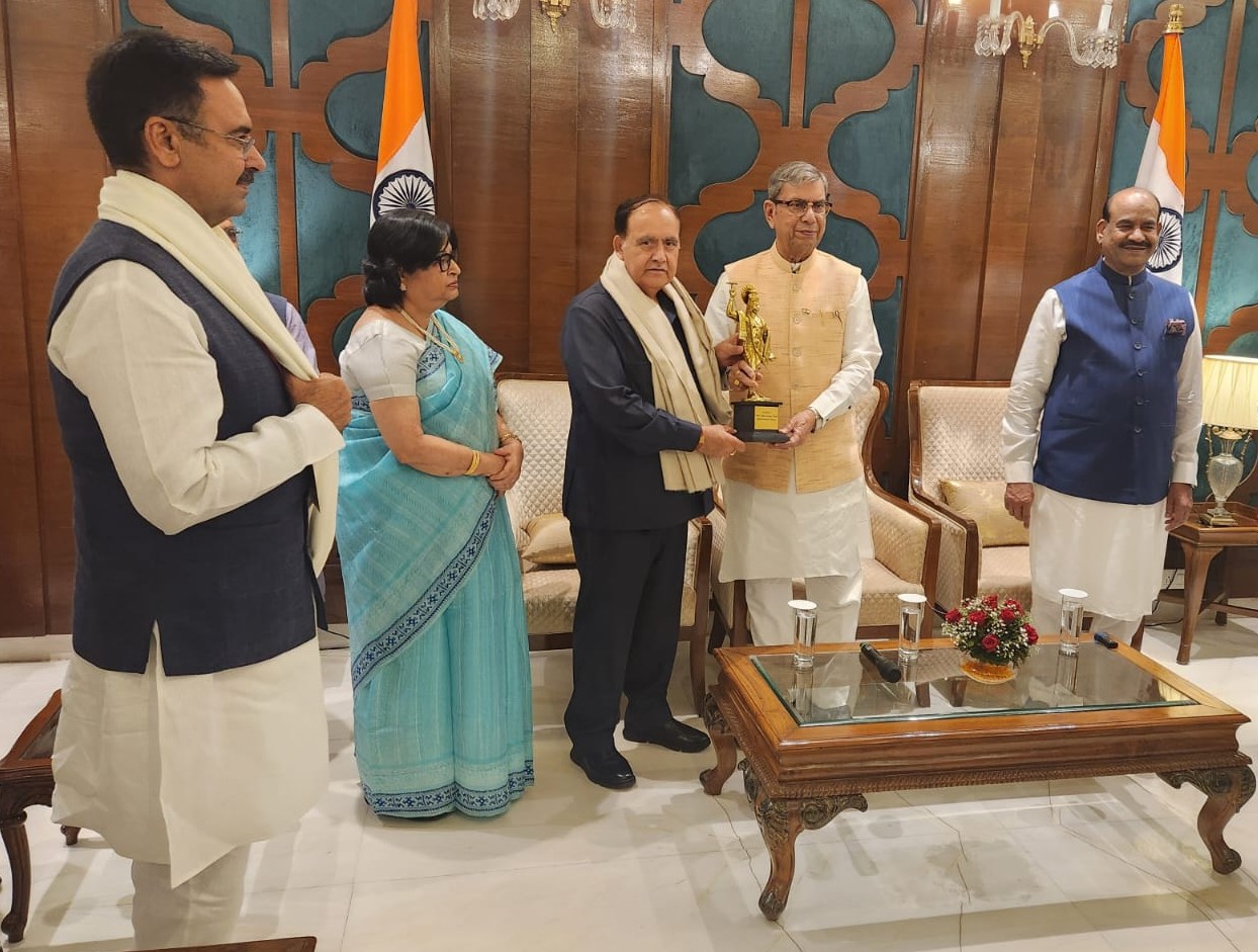 राष्ट्रमण्डल संसदीय सम्मेलन में भाग लेने विधायकों संग चण्डीगढ़ पहुँचे व...