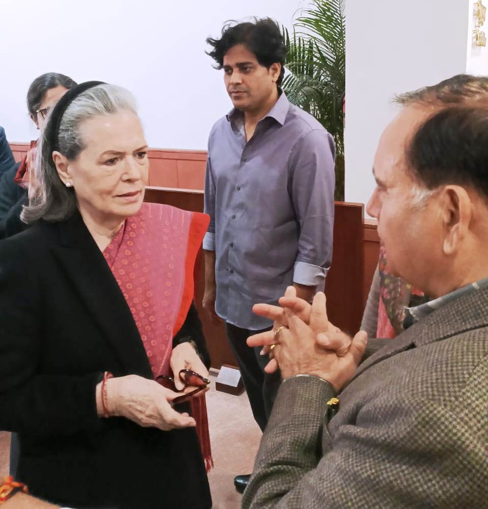 कुलदीप पठानियां ने संसद भवन में सोनिया गांधी के साथ की शिष्टाचार भेंट।