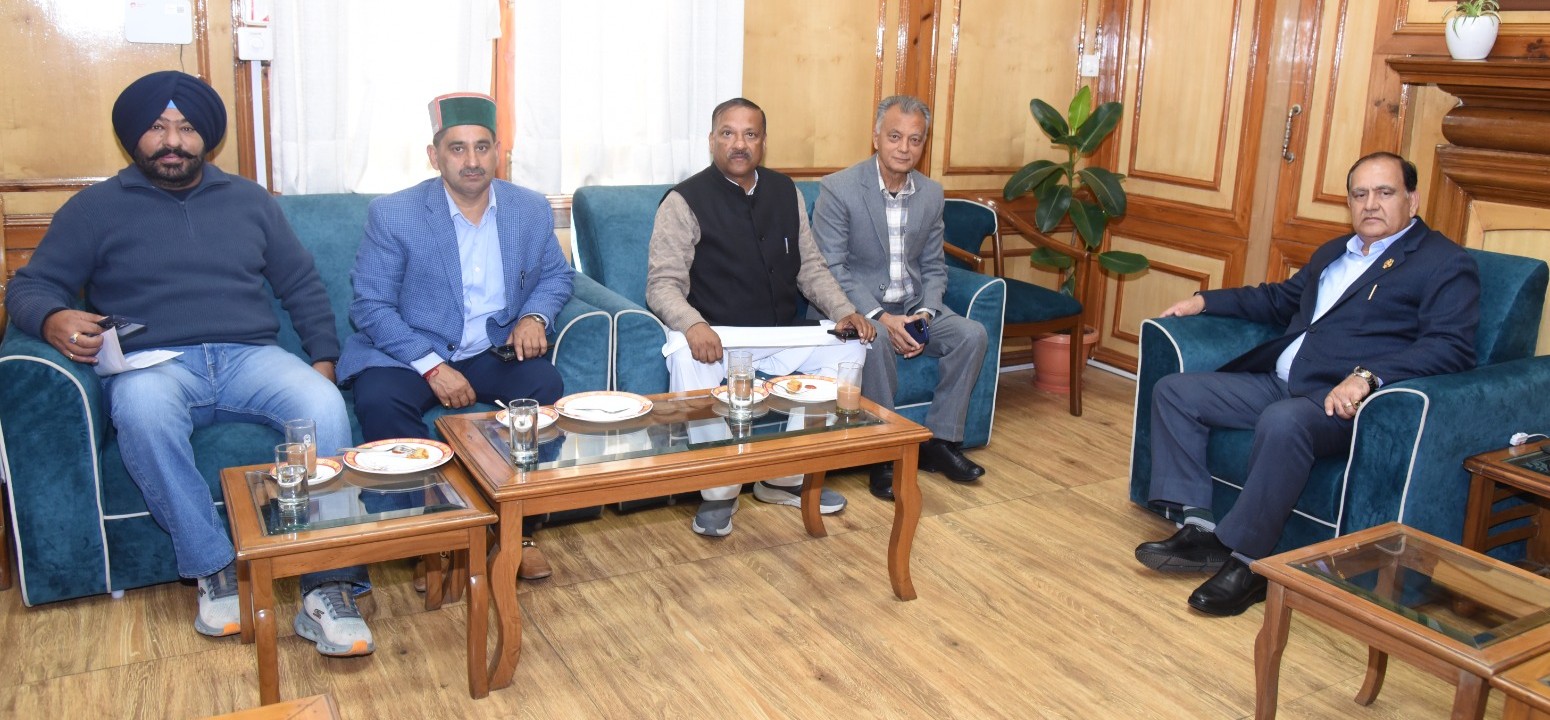 अपने कार्यालय कक्ष में कार्य सलाहकार समिति की बैठक की अध्यक्षता करते व...