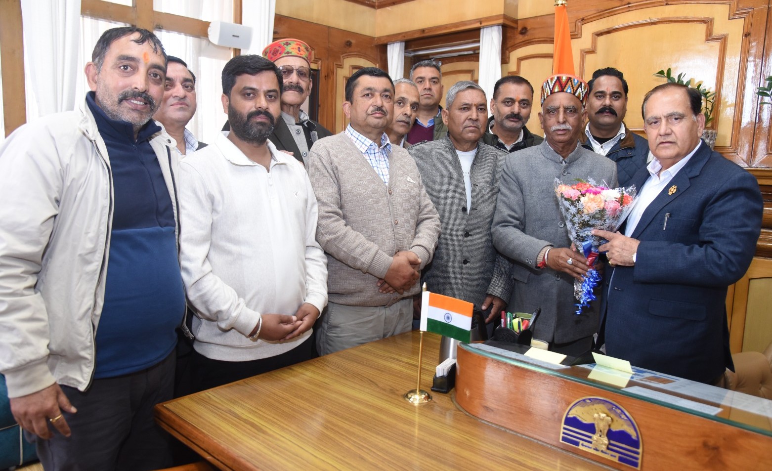 विधान सभा अध्यक्ष से मिला हिमाचल प्रदेश राज्य वन निगम लेबर सप्लाई मेट ...