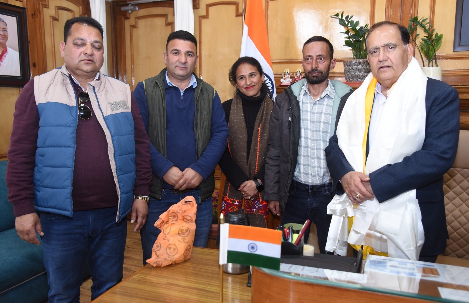 शिष्टाचार भेंट करती बी0 डी0 सी0 चेयरमैन पांगी आशा किरण  तथा अन्य पंचाय...