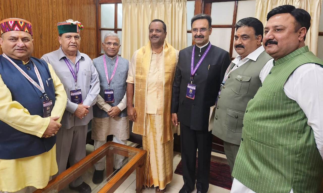 राष्ट्रमण्डल संसदीय सम्मेलन में भाग लेने गत रात्रि बेंगलुरू पहॅुंचे वि...