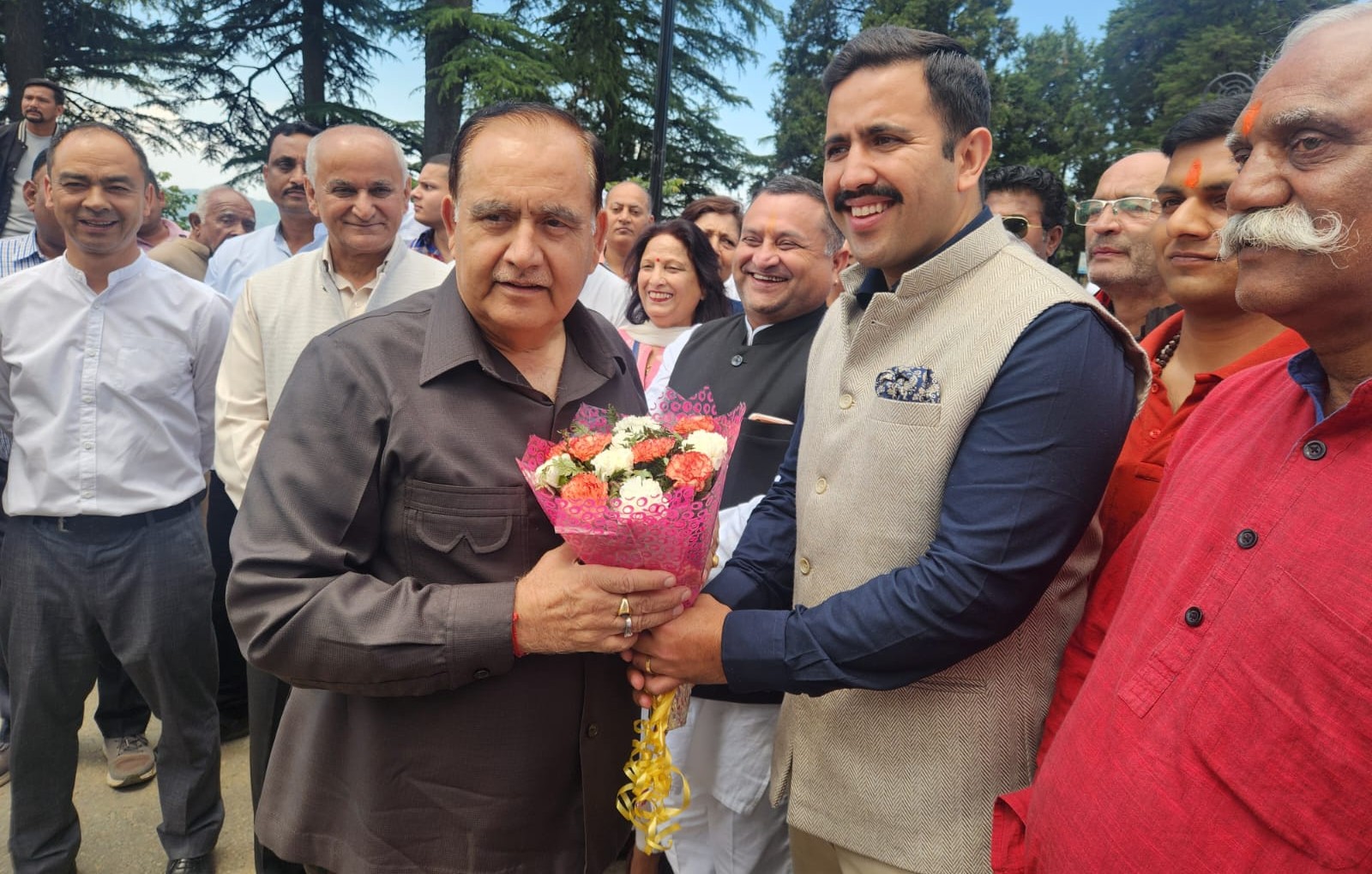 पठानियां ने वीरभद्र जयन्ती की दी बधाई, कहा युगद्रष्टा थे वीरभद्र सिंह।