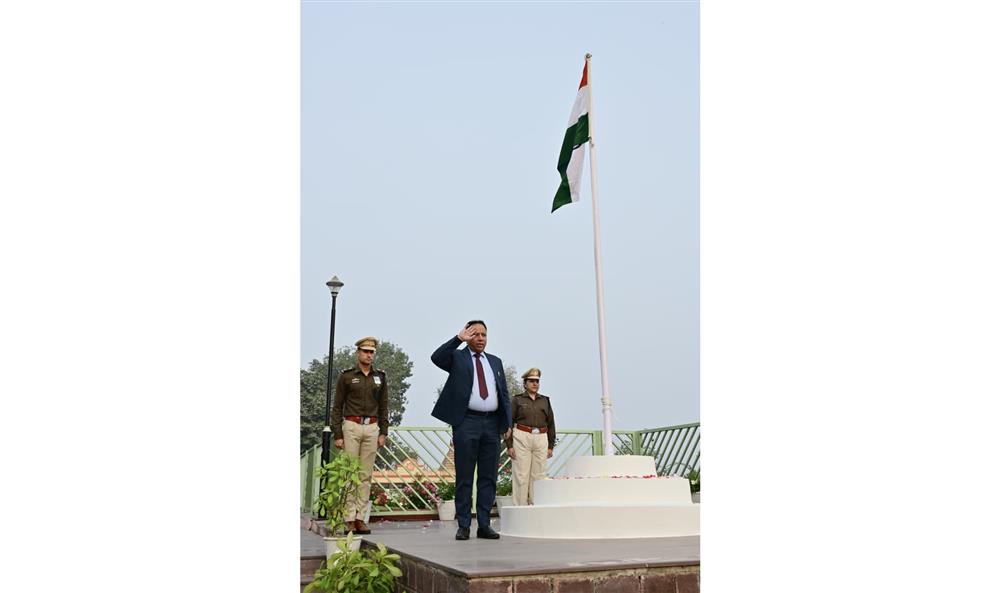 मध्यप्रदेश विधान सभा के प्रमुख सचिव श्री अरविंद शर्मा ने 77वें गणतंत्र दिवस के अवसर पर विधान सभा में ध्वजारोहण किया तथा परेड की सलामी ली। (26/01/2026)