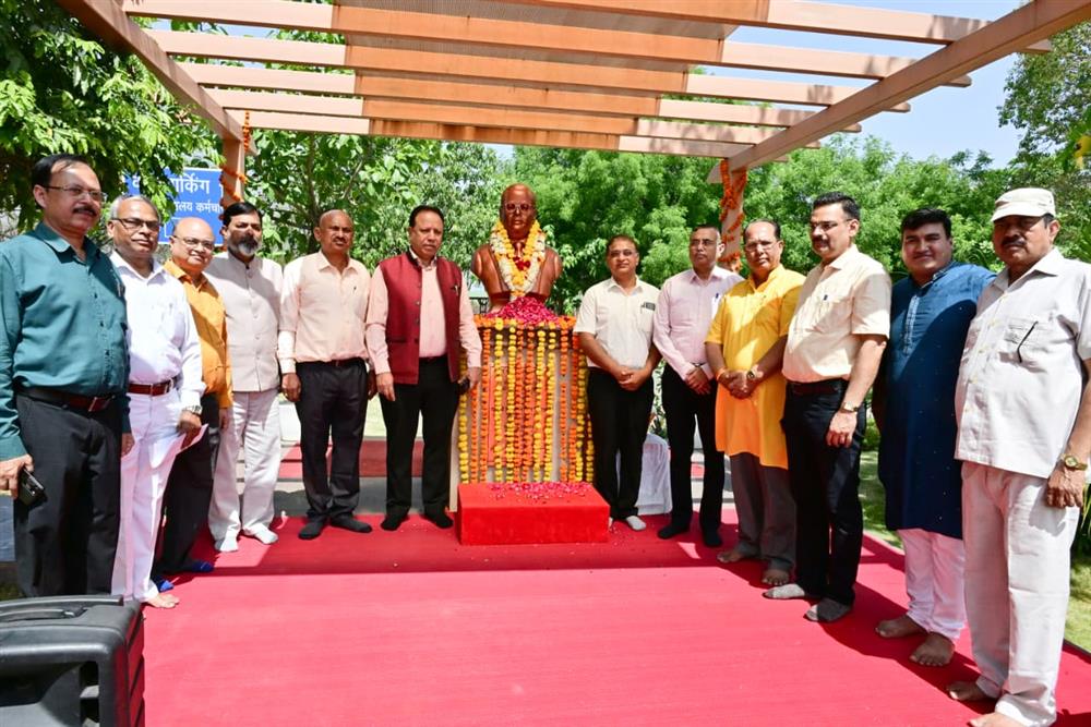 भारत रत्न बाबासाहेब डॉ. भीमराव अम्बेडकर जी की 136वीं जयंती के अवसर पर पुष्पांजलि समारोह