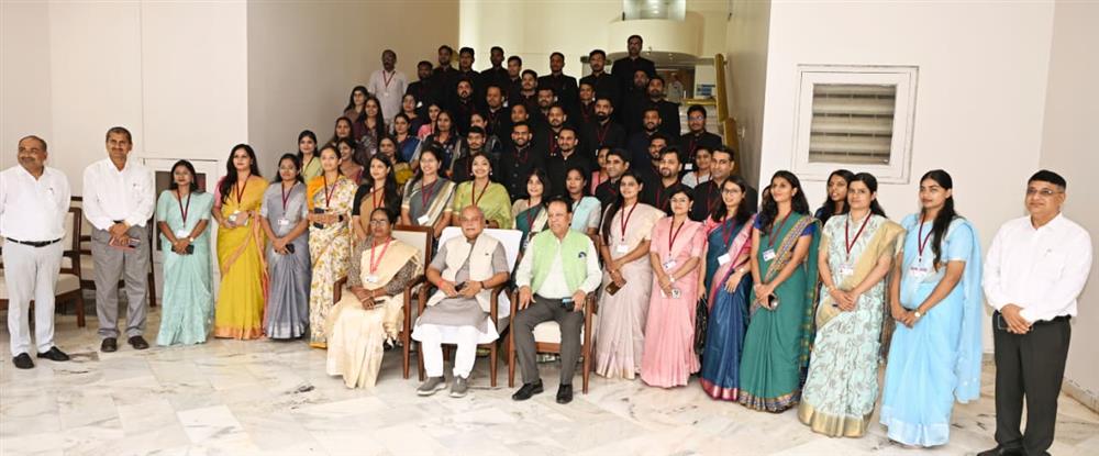 सहकारिता का मंत्र 'मैं' नहीं, 'हम', अधिकारी नवाचार से बदलें व्यवस्था -नरेंद्र सिंह तोमर. अधिकारियों से जनहित को प्राथमिकता देने का आह्वान.