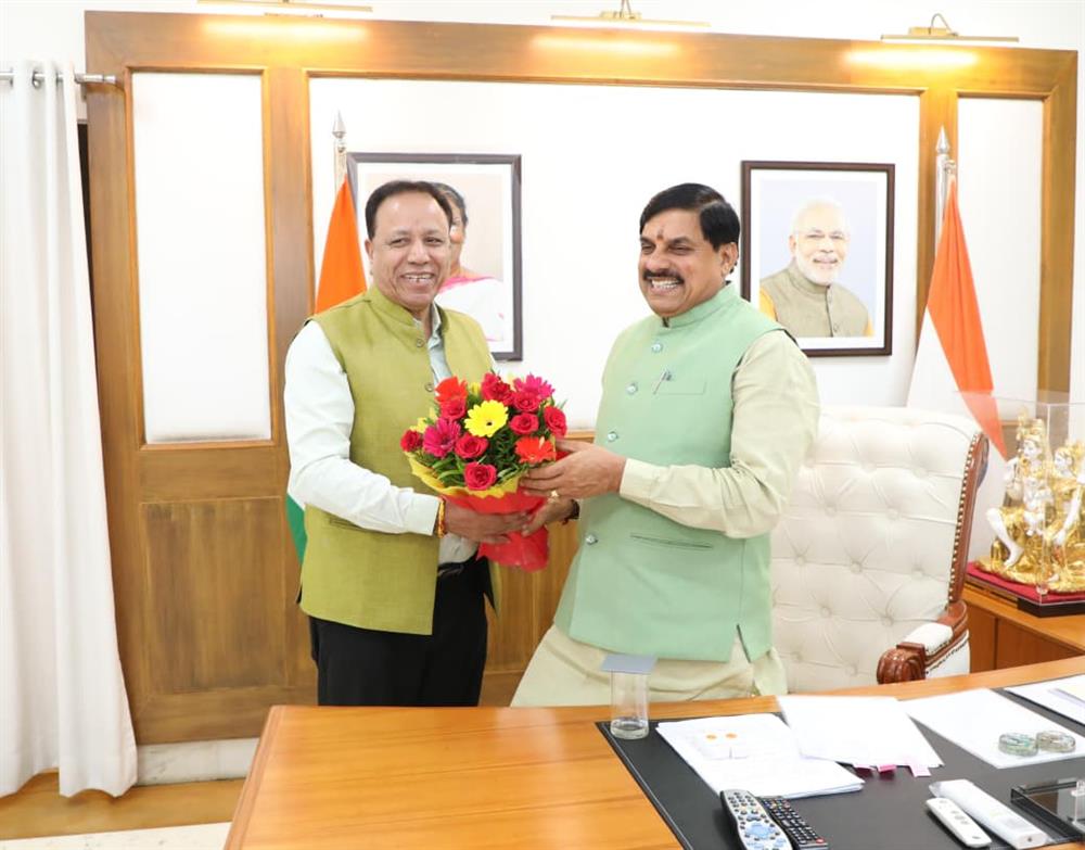 मध्यप्रदेश विधान सभा के प्रमुख सचिव श्री अरविंद शर्मा ने आज माननीय मुख्यमंत्री डॉ. मोहन यादव से सौजन्य भेंट की. (01/10/2025)