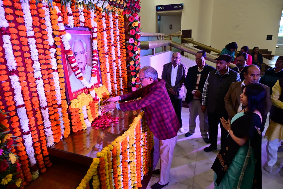 मध्यप्रदेश विधान सभा के पूर्व अध्यक्ष माननीय स्व. श्री मुकुंद सखाराम न...