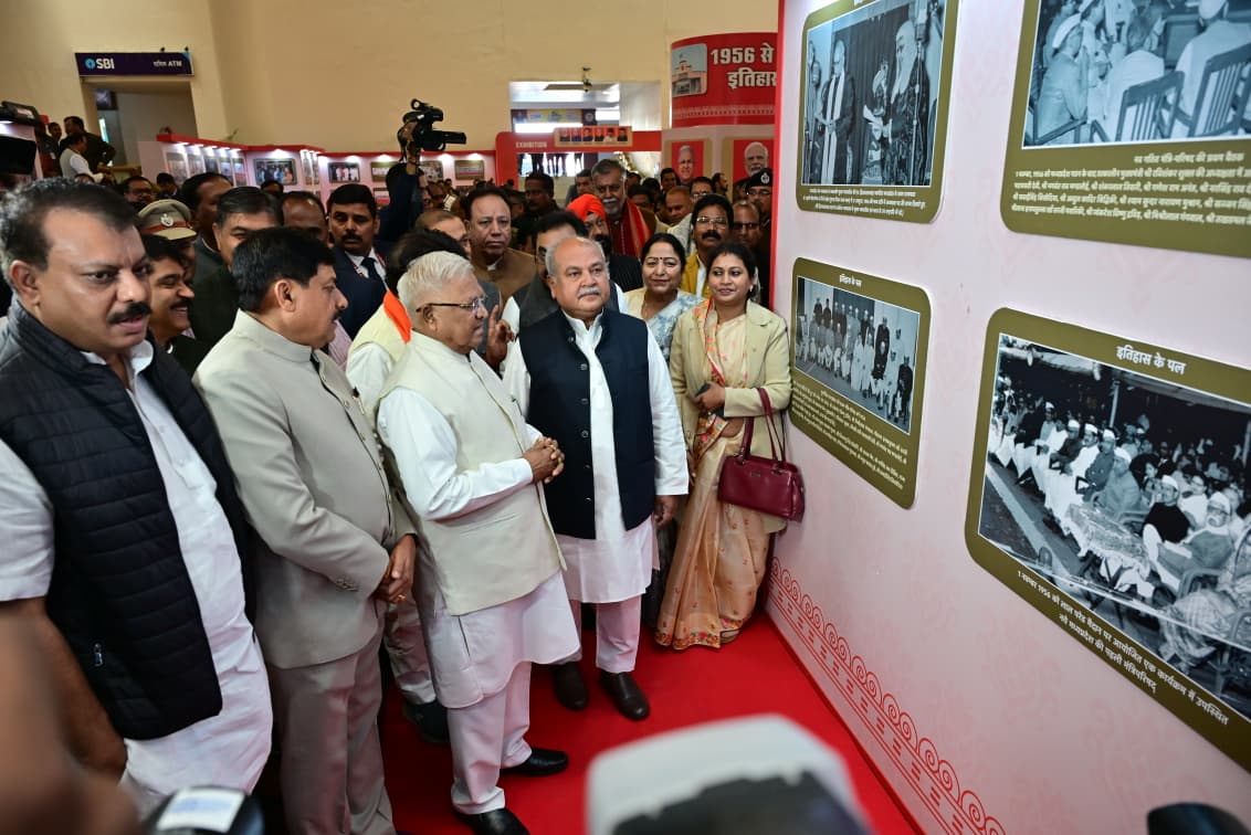 विधान सभा की 70वीं वर्षगांठ पर लगाई गई प्रदर्शनी का महामहिम राज्यपाल न...