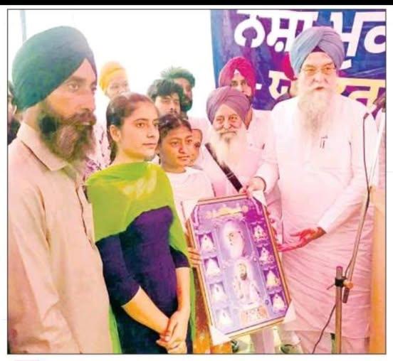 Honorable Speaker Sardar Kultar Singh Sandhwan Ji specially honored Jashanpreet Kaur Gill, daughter of Mohar Singh Gill, for scoring 650 out of 650 marks in the 10th standard examination and also announced a cash award of Rs. 31,000 as an encouragement.