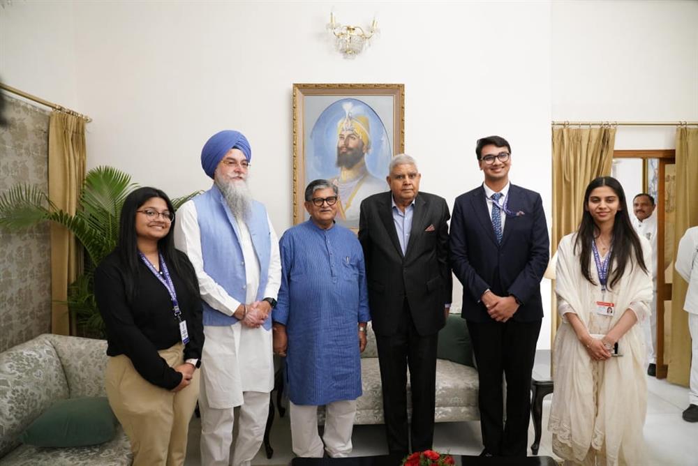 ਮਾਣਯੋਗ ਸਪੀਕਰ ਸਰਦਾਰ ਕੁਲਤਾਰ ਸਿੰਘ ਸੰਧਵਾਂ ਜੀ ਨੇ ਪੰਜਾਬ ਰਾਜ ਭਵਨ ਵਿਖੇ ਮਾਣਯੋਗ ਰਾਜਪਾਲ, ਪੰਜਾਬ ਅਤੇ ਪ੍ਰਸ਼ਾਸਕ ਚੰਡੀਗੜ੍ਹ ਦੀ ਹਾਜ਼ਰੀ ਵਿੱਚ ਭਾਰਤ ਦੇ ਮਾਣਯੋਗ ਉਪ ਰਾਸ਼ਟਰਪਤੀ ਸ਼੍ਰੀ ਜਗਦੀਪ ਧਨਖੜ ਨਾਲ ਰਾਤ ਦੇ ਖਾਣੇ 'ਤੇ ਸ਼ਿਸ਼ਟਾਚਾਰ ਵਜੋਂ ਮੁਲਾਕਾਤ ਕੀਤੀ । ਇਸ ਦੌਰਾਨ ਸਪੀਕਰ  ਸਾਹਿਬ ਨੇ ਉਨ੍ਹਾਂ ਨਾਲ ਵੱਖ-ਵੱਖ ਮੁੱਦਿਆਂ ਬਾਰੇ ਵਿਚਾਰ-ਚਰਚਾ ਵੀ ਕੀਤੀ ।